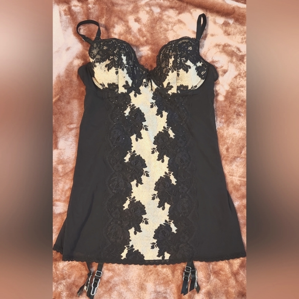 Victoria Secrets slip with garters nwot 36B